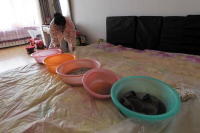 铜仁楼上漏水，住户失联，小区没物管，业主维权难！律师来支招……